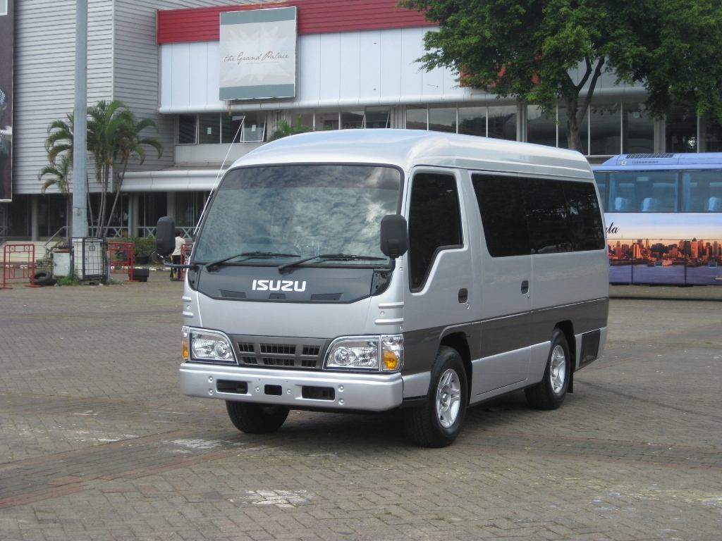 Mobil Elf untuk rombongan